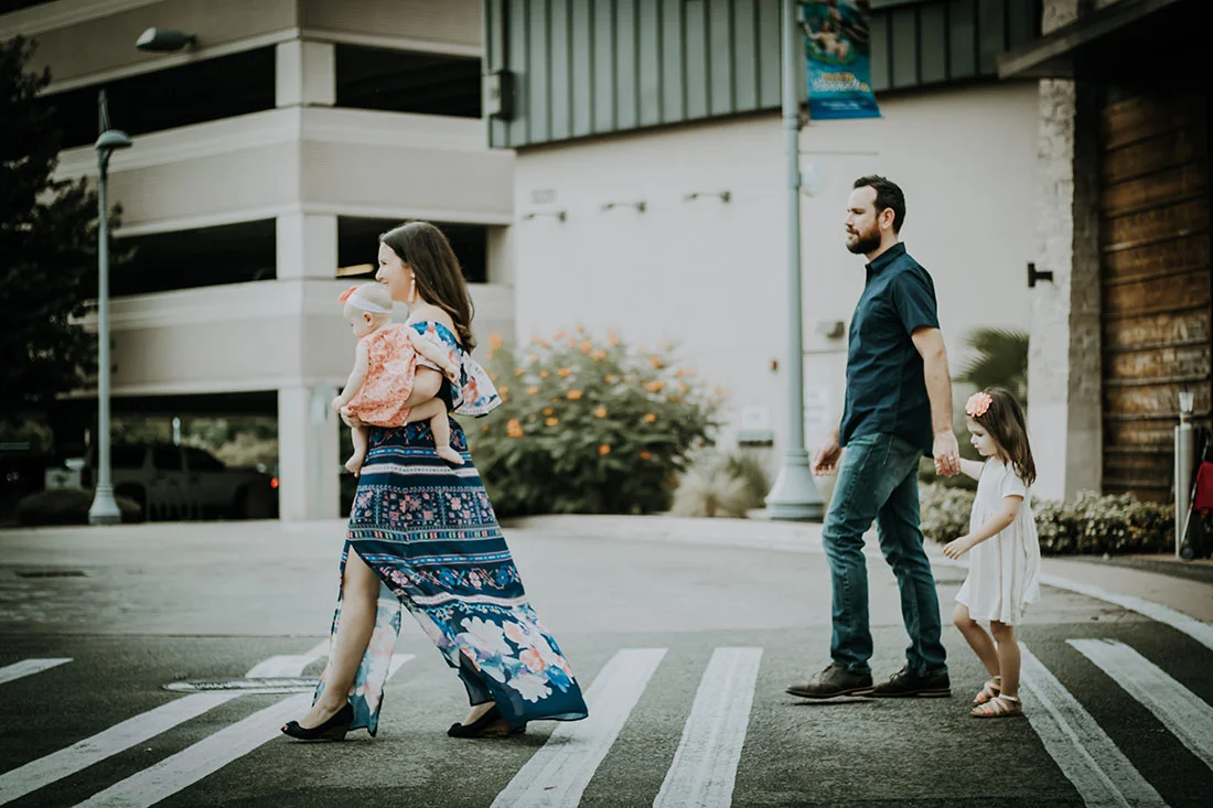 ensaio fotografico familia atravessand a rua