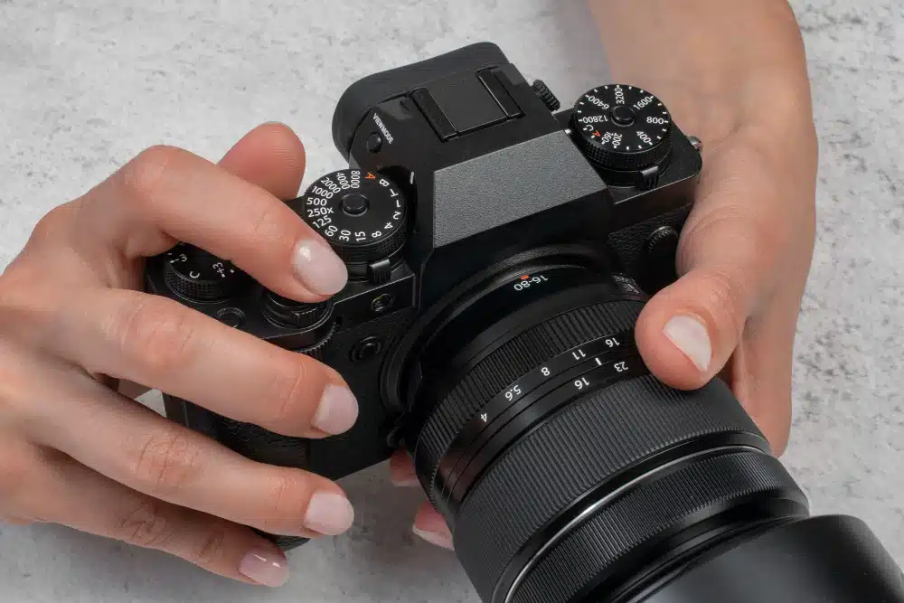 maos nos controles de camera dslr e mirrorless